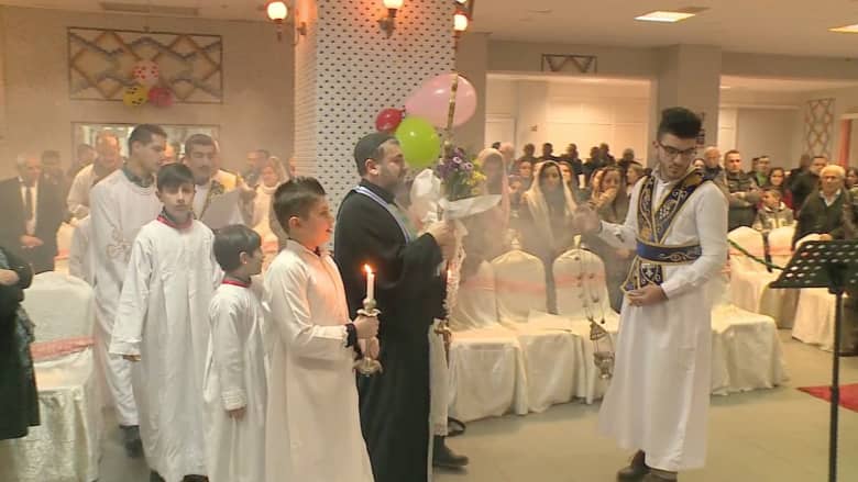 مسيحيون عراقيون فروا من بطش داعش يحتفلون بالميلاد بعيداً عن بلدهم