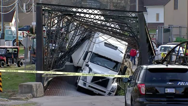 شاهد.. شاحنة تتسبب في انهيار جسر تاريخي عمره أكثر من 130 عاماً