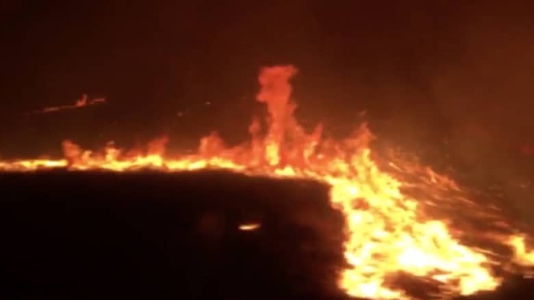 بالفيديو: لحظات مرعبة لعائلة تمر بسيارتها بين الحرائق