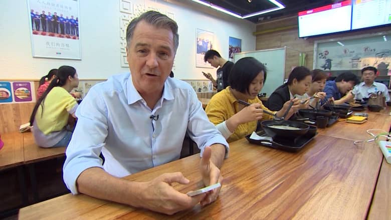بالفيديو: يحدث في الصين.. مطعم يستبدل الندلاء والمندوبين وأمناء الصندوق بـ"تطبيق على الهاتف"