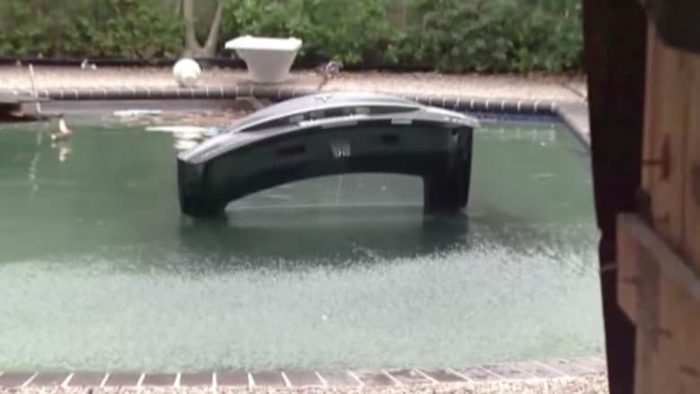بالفيديو: سقطت سيارتهما في حوض السباحة فانقذها ومات داخلها غرقاً
