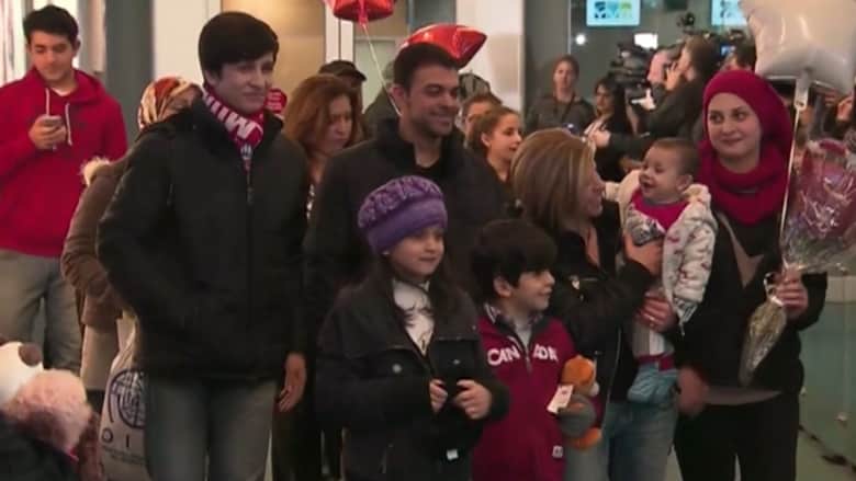 شاهد.. استقبال أقارب الطفل السوري آلان الكردي في كندا بعد منحهم حق اللجوء