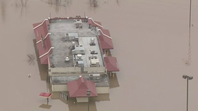 شاهد.. منازل ومطاعم تغرق بسبب الفيضانات في أمريكا
