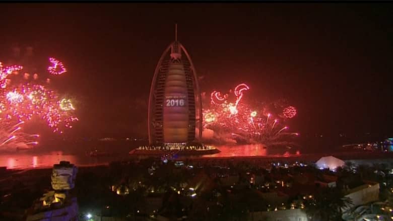 شاهد.. دبي تقدم عروضا مذهلة بالألعاب النارية احتفالا بالعام الجديد رغم حريق الفندق