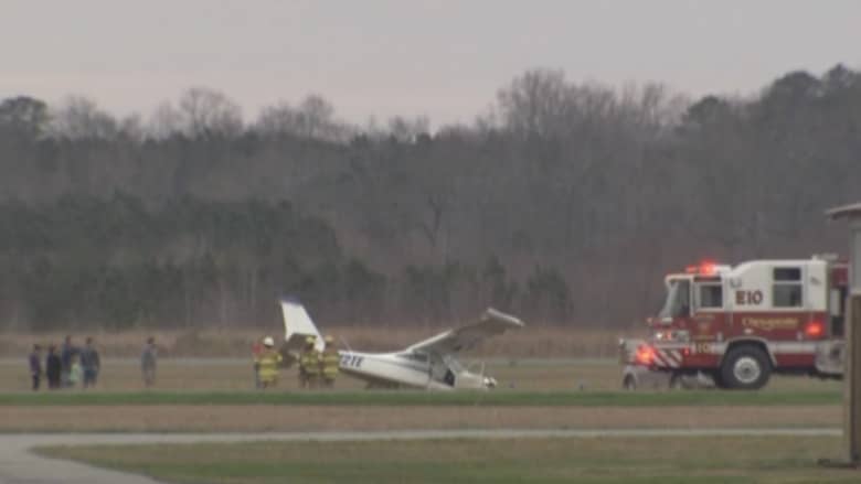 بالفيديو: تحطم طائرة صغيرة بعد هبوط حاد على المدرج