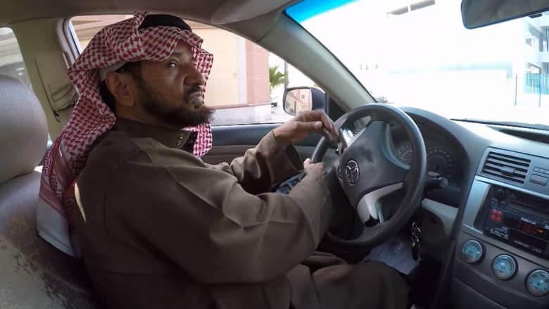 بالفيديو: CNN ترافق سعوديا يقود سيارة أجرة.. كيف أصبحت الحياة بالسعودية بعد تدهور أسعار النفط ؟