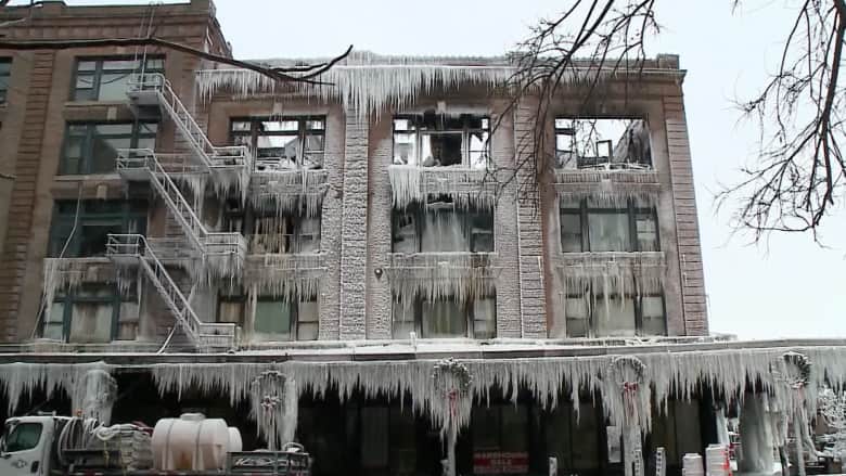 شاهد.. مبنى تاريخي محترق يتحول الى مجسم جليدي في نبراسكا