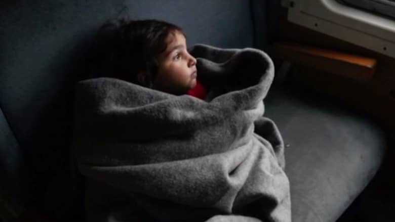 بالفيديو: مصور يلتقط بعدسته معاناة اللاجئين في رحلتهم إلى أوروبا