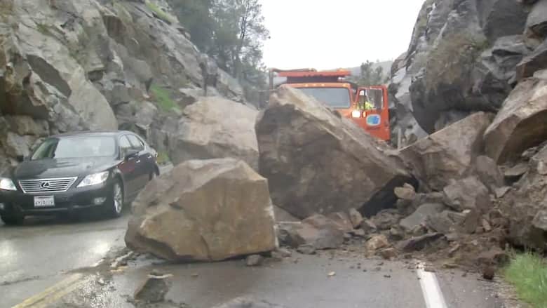 شاهد.. انهيار مرعب لصخور عملاقة يفاجئ السائقين على طريق سريع في كاليفورنيا