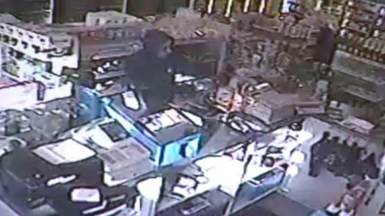 بالفيديو: لص يحاول سرقة صاحبة متجر تحت تهديد السلاح.. لكنها تجبره على الهرب