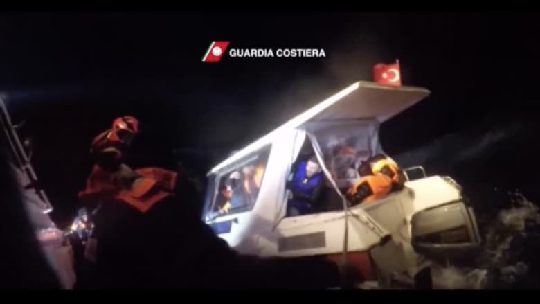  شاهد.. لحظة انقاذ عشرات المهاجرين بينهم أطفال عند سواحل اليونان