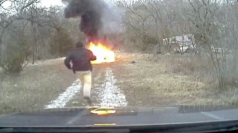 بالفيديو: شرطي ينقذ سائقا من سيارته المشتعلة