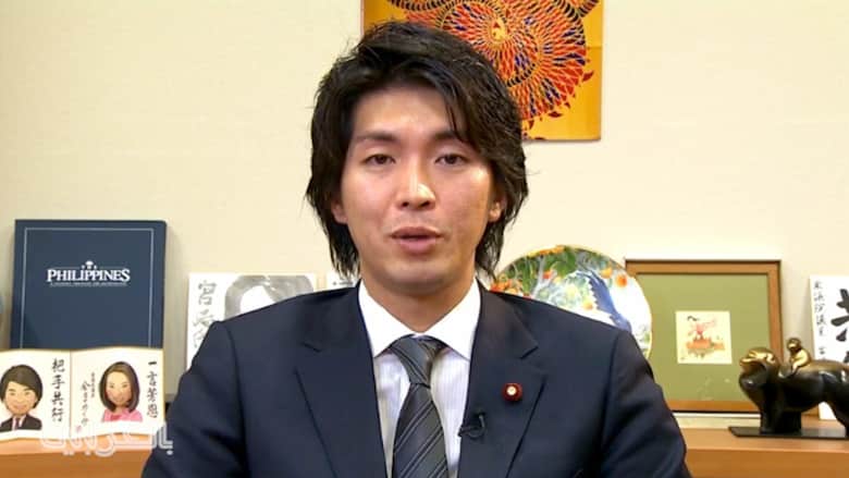 بالفيديو: قرار عضو برلماني ياباني بأخذ إجازة الأبوة يغير مفاهيم أدوار الجنسين