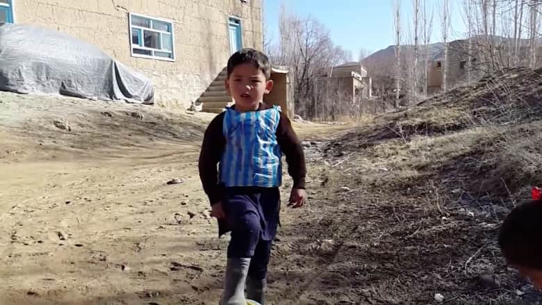 شاهد.. الطفل الأفغاني "عاشق ميسي".. من كيس بلاستيكي الى شهرة واسعة