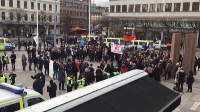 شاهد.. حشود تطالب بالاعتداء على المهاجرين في السويد