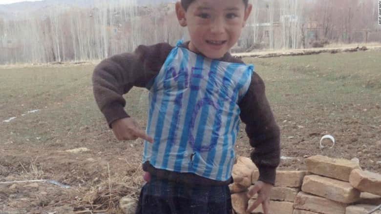 بالفيديو: كاميرا CNN تلتقي بـ "ميسي الصغير"..  قميص من كيس بلاستيكي في أرياف أفغانستان ولقاء مرتقب مع النجم الأرجنتيني