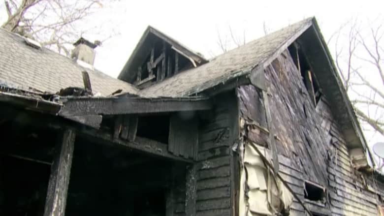 بالفيديو: أب ينقذ ابنتيه بعد قفزهما من الطابق العلوي في منزلهما المحترق