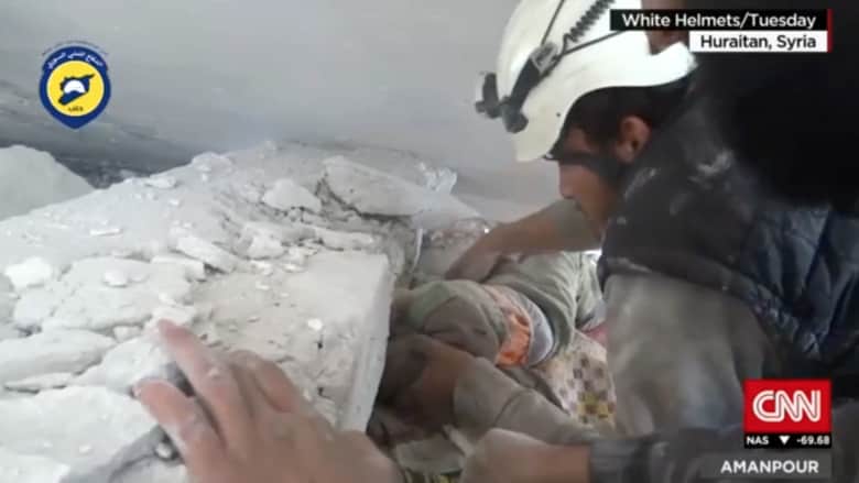 بالفيديو: طفل حلبي تُكتب له الحياة من تحت الأنقاض .. لكن الطائرات تطارد المسعفين