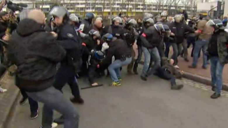 بالفيديو: احتجاجات ضد الهجرة في فرنسا واشتباكات بين الشرطة ومتظاهرين