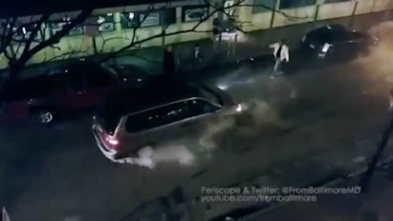 بالفيديو: سائق غاضب يصدم سيارة عمدا ويصيب سيدة بجروح خطيرة