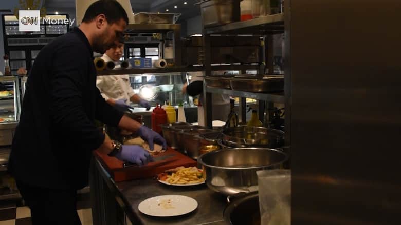 لاجئ سوري يحول معاناته إلى قصة نجاح بافتتاح مطعم في اليونان يستقبل الهاربين من الحرب