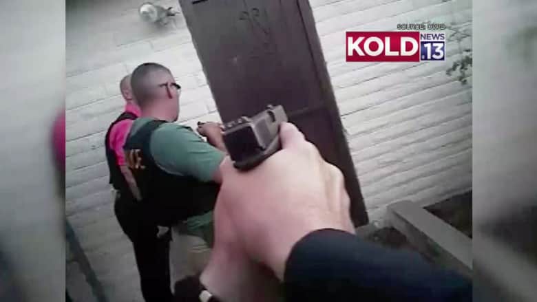 فيديو من كاميرا مثبتة.. شرطي ينجو بأعجوبة بعد تعرضه لزخة رصاص أطلقها مشتبه نحوه بأريزونا