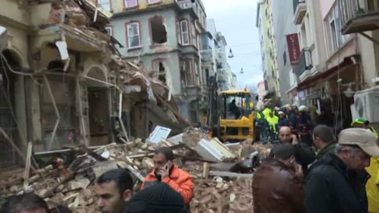 بالفيديو: اللحظات الأولى بعد انهيار مبنيين في وسط إسطنبول.. وحاكم المدينة: لا يوجد ضحايا