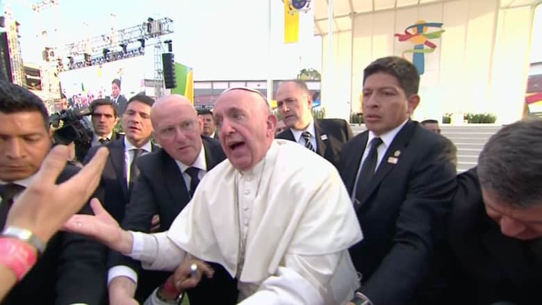 شاهد.. البابا فرنسيس يوبخ رجلاً أوقعه على طفل مقعد خلال قداس بالمكسيك
