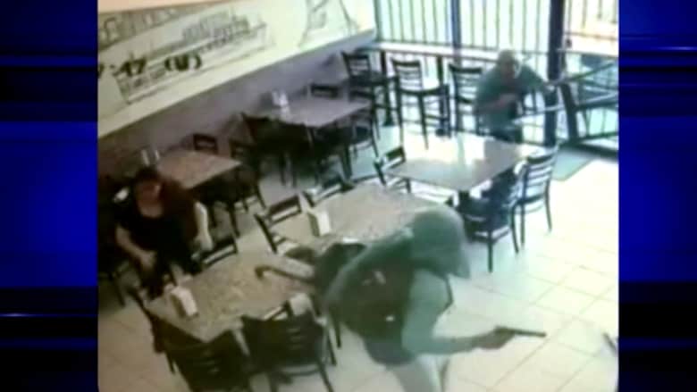 بالفيديو: كاميرا مراقبة ترصد هجوم لصوص على مطعم وسرقته تحت تهديد السلاح