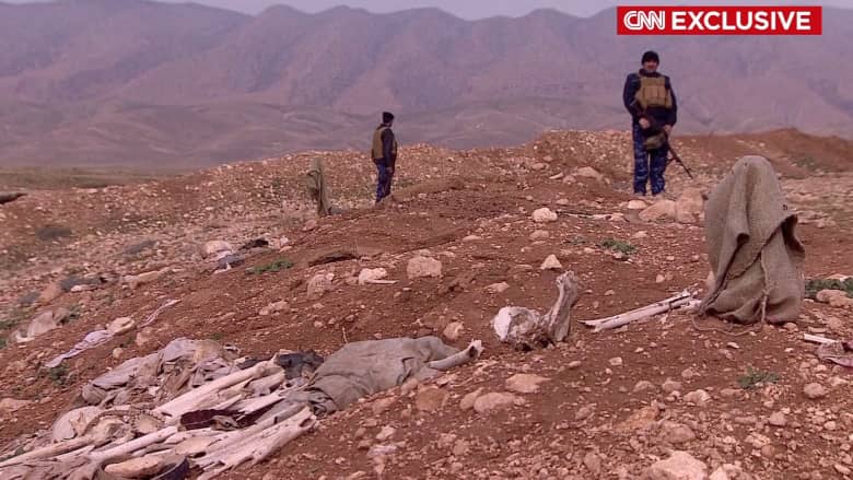 بالفيديو: كاميرا CNN داخل مقابر جماعية لأطفال قتلهم داعش لرفضهم الانضمام للتنظيم في سنجار