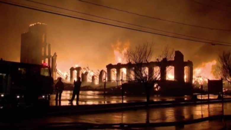 بالفيديو: حريق يلتهم مصنعا ويؤدي لانهياره في بوسطن بأمريكا