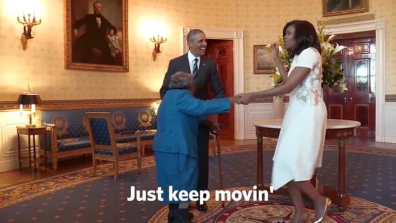 شاهد.. عجوز تجاوزت المئة تعيش حلم دخول البيت الأبيض وترقص مع أوباما وزوجته
