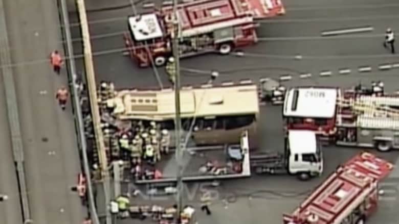 بالفيديو: إصابات باصطدام حافلة بجسر في أستراليا