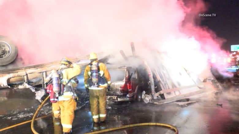 حادث مميت وسط نيران مشتعلة يودي بحياة 3 أشخاص على الأقل في لوس أنجلوس
