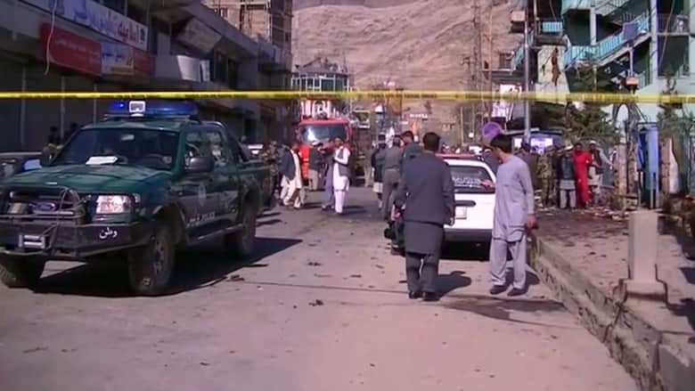 شاهد.. آثار التفجير الانتحاري الذي أودى بحياة 11 شخصاً على الأقل بأفغانستان