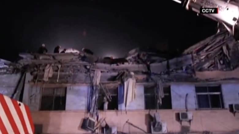 بالفيديو: مصرع 6 أشخاص وانتشال 8 أحياء بعد انهيار بناية في الصين