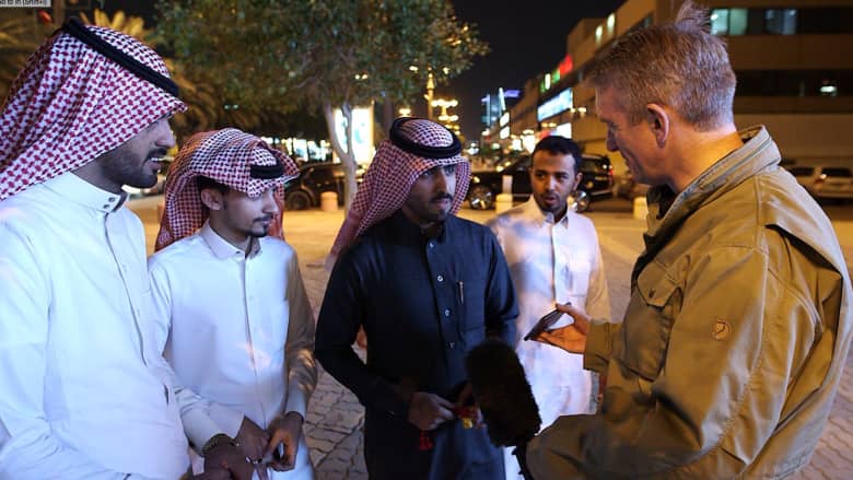 شاهد ردود فعل السعوديين في الشارع عند رؤية صورة دونالد ترامب