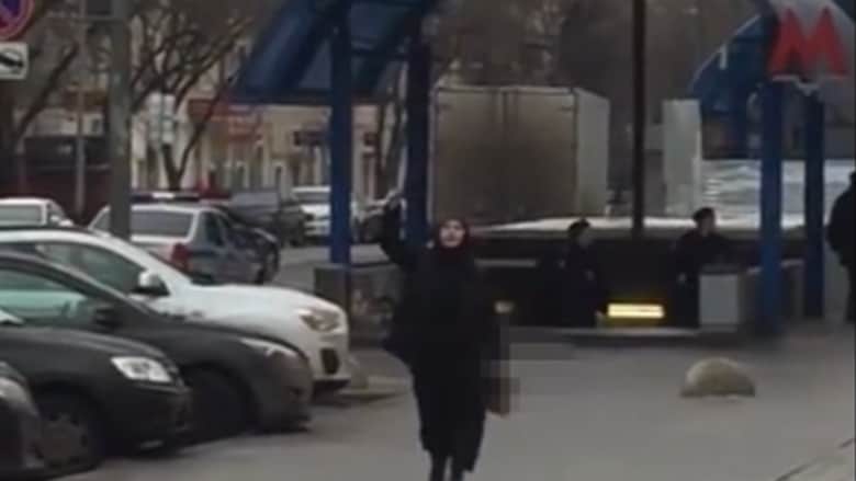 شاهد.. امرأة تستعرض رأس طفل مقطوع في روسيا وتصرخ: أنا إرهابية
