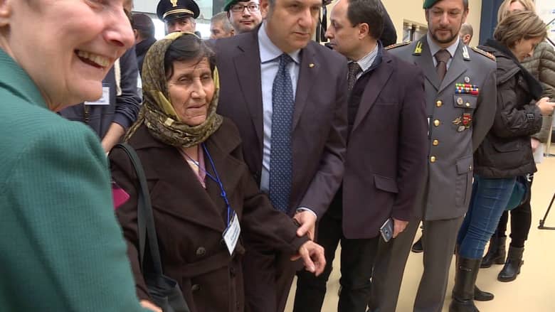 بالفيديو: وزير خارجية إيطاليا يستقبل اللاجئين السوريين في مطار روما