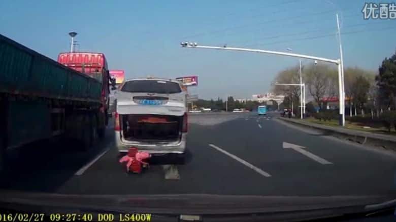 فيديو صادم لطفل يسقط من مركبة متحركة.. والسائق يكمل القيادة دون توقف