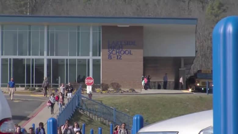 بالفيديو: مراهقان يعتديان جنسياً على زميلتهم في مدرسة بأركنساس