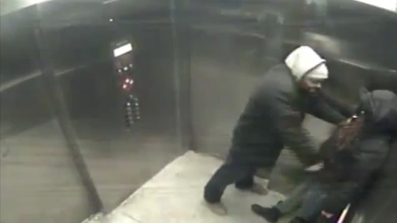 شاهد.. فيديو يظهر رجلاً يطعن شابة في المصعد في محاولة سرقتها
