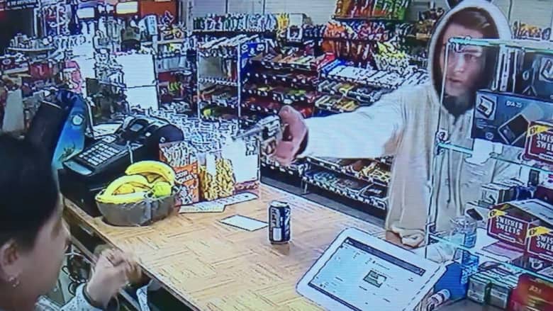 شاهد: لص يُشهر سلاحه بوجه موظفة في متجر.. ومفاجأة لم يتوقعها