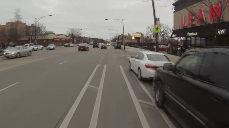 بالفيديو: من كاميرا مثبته على خوذته.. سائق دراجة تتحول رحلته الى كابوس مرعب
