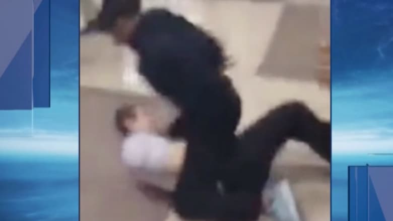 بالفيديو: طالبة تعتدي على أستاذها وتسبب له ارتجاجا في المخ