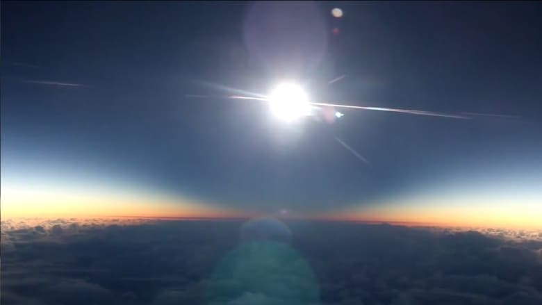 بالفيديو: ركاب طائرة يتفاجئون بكسوف كلي للشمس.. شاهد اللحظة النادرة!