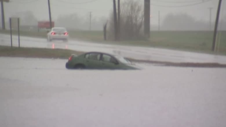 سيدة تنزلق بسيارتها وتغمرها مياه الأمطار والفيضان.. شاهد ماذا حدث!