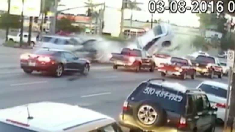 بالفيديو: مشهد اصطدام عنيف يؤدي إلى قذف سيارة بالهواء