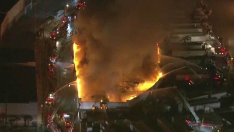 بالفيديو: حريق هائل في لوس أنجلوس وأكثر من 100 رجل إطفاء يحاولون السيطرة عليه