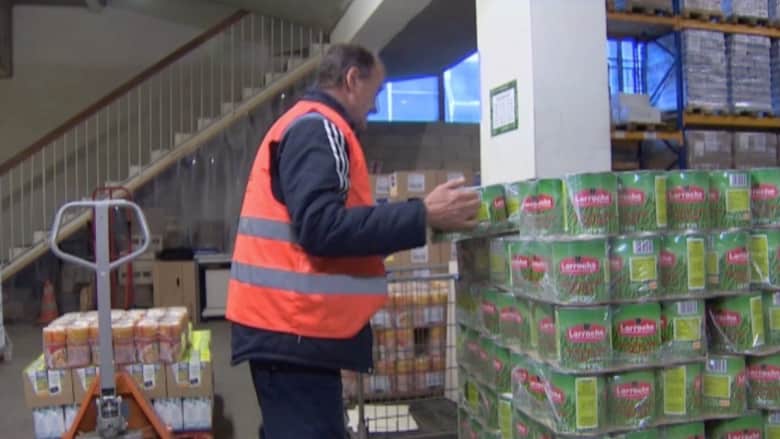 بالفيديو: قانون فرنسي جديد للتبرع بالمواد الغذائية غير المباعة قبل انتهاء صلاحيتها